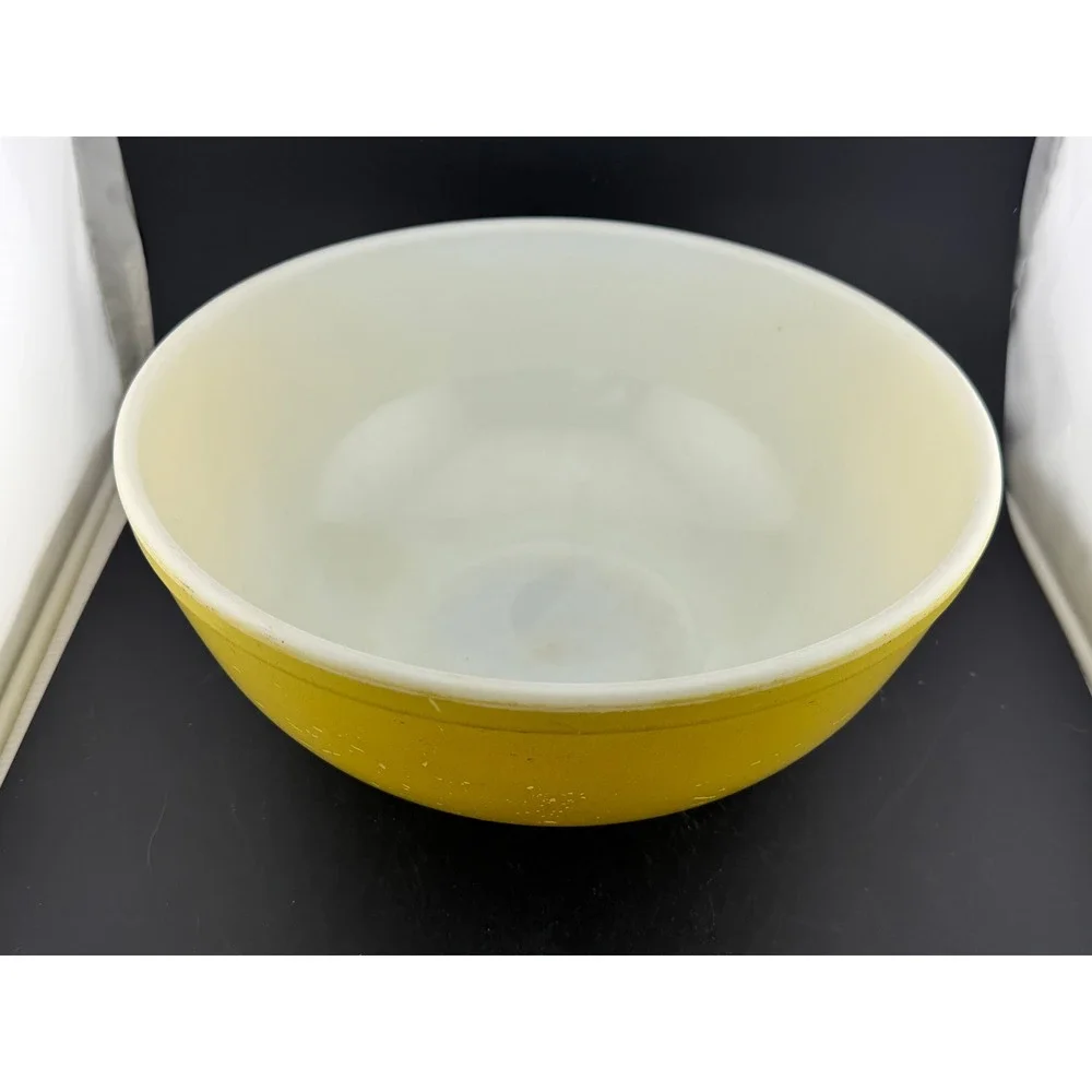 Vintage Pyrex Primary Colors Mixing Bowls: 4qt Red 404 and Yellow, Set of 2